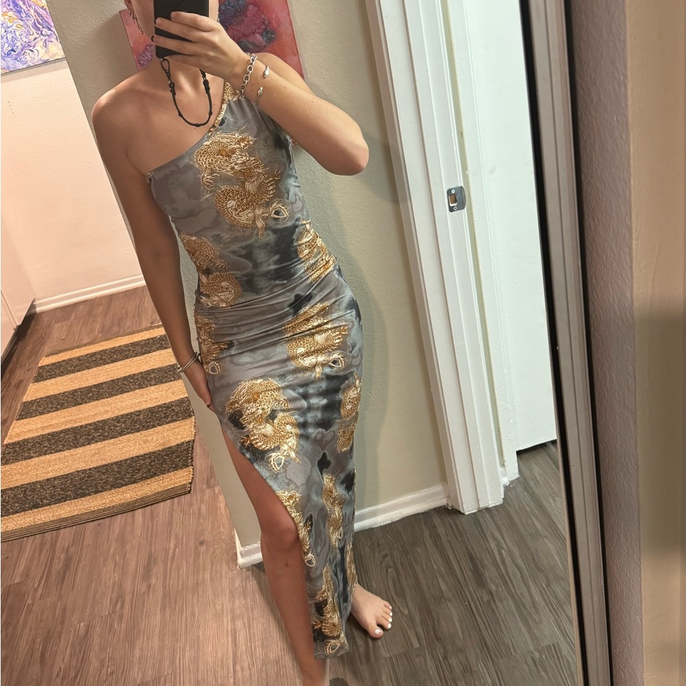 Fitted dress with slit